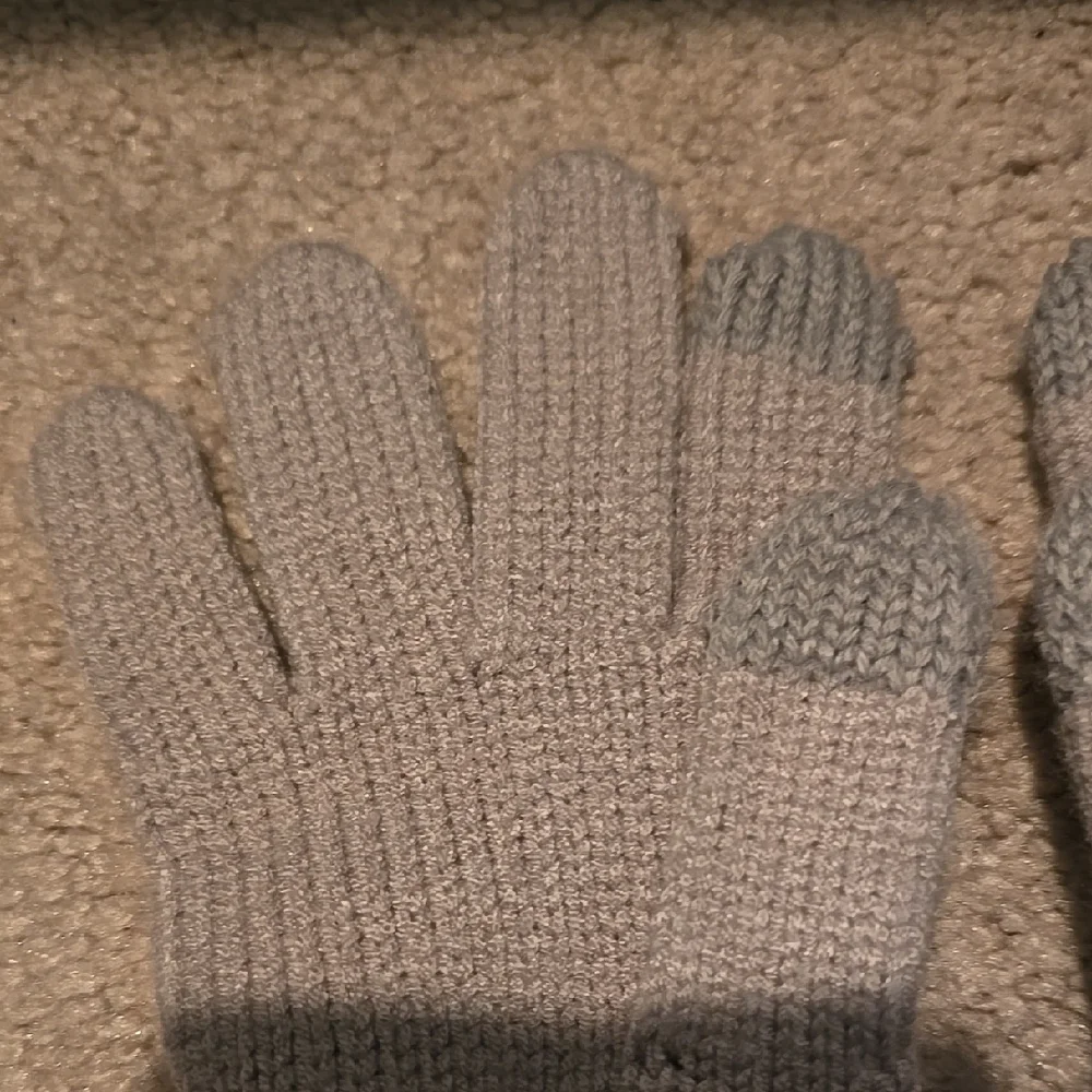 Sonoma Cozy Gray Knit Gloves